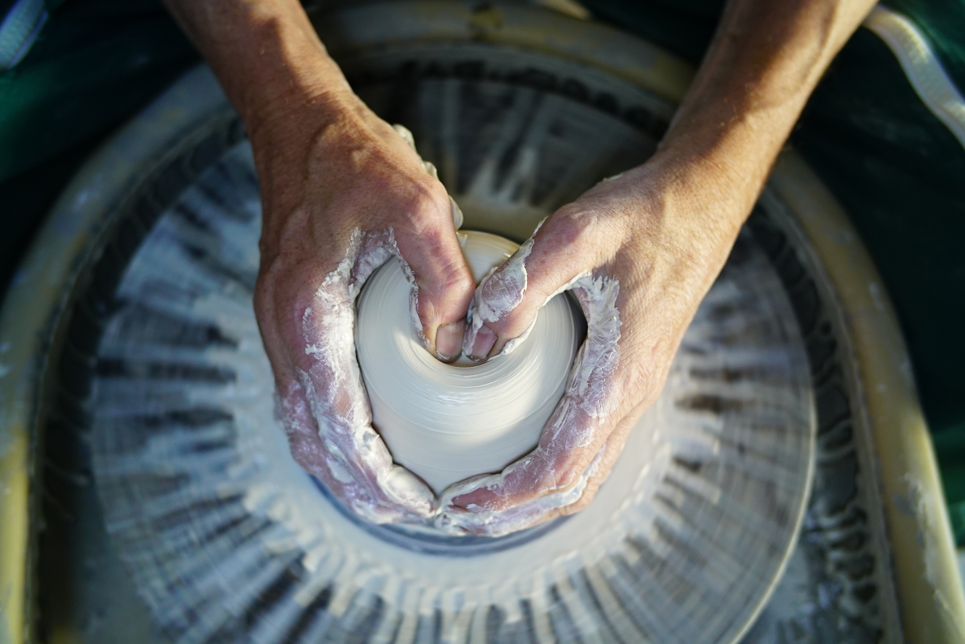 Artisan potier façonnant l'argile